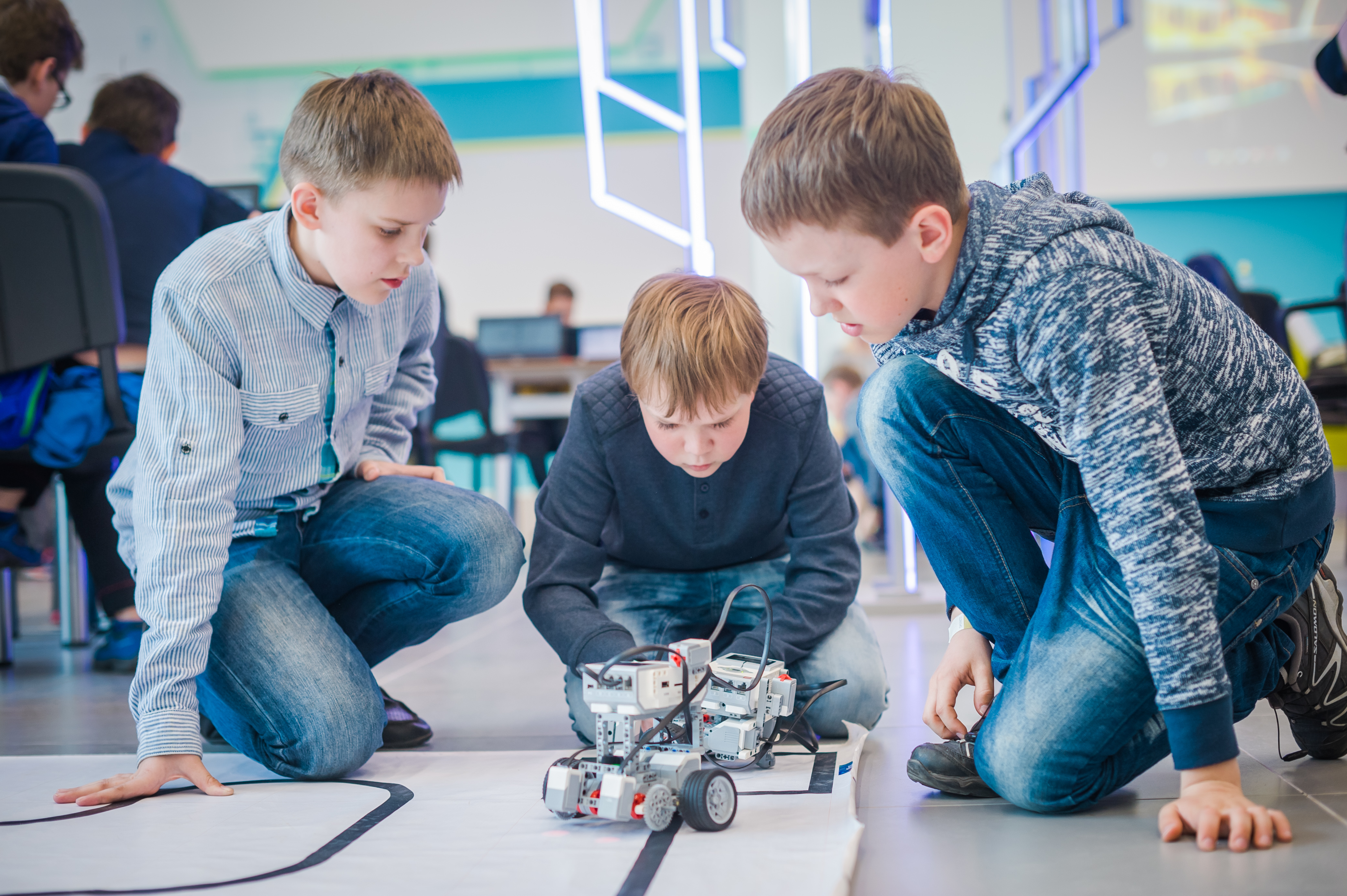 В кружке робототехники занимаются ученики разных классов